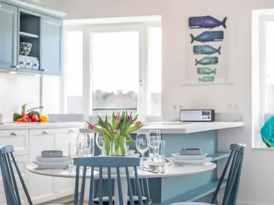 Wohnzimmer: Sofa, TV, Zugang zum Balkon und Dachterrasse