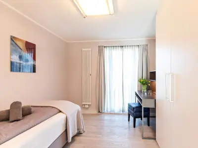 Schlafzimmer 2: Einzelbett (90x200), Kleiderschrank, Schreibtisch