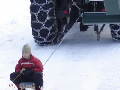 Rodelpartie mit Traktor