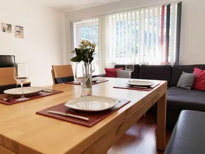 Essplatz mit Blick in den Wohnraum