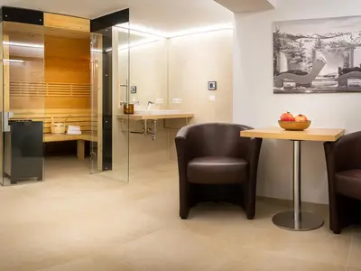 Sauna mit Ruheraum und Dusche