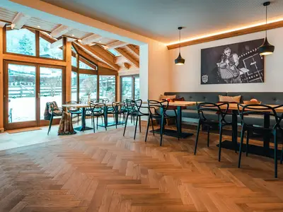 Gruppenraum mit Sitzmöglichkeit u kleiner Anrichte