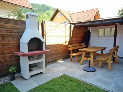 Garten mit Grill in der Nachmittags- u. Abendsonne