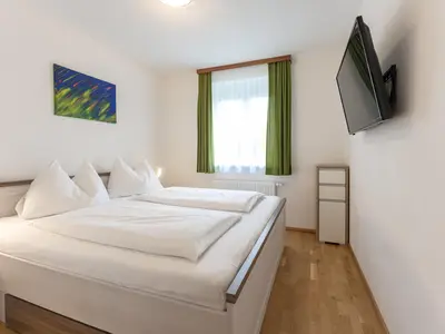 Top 2 - Schlafzimmer mit Doppelbett und TV