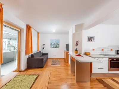 Wohnküche mit Balkonzugang