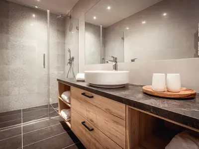 Wunderschöne Bäder mit Dusche, WC