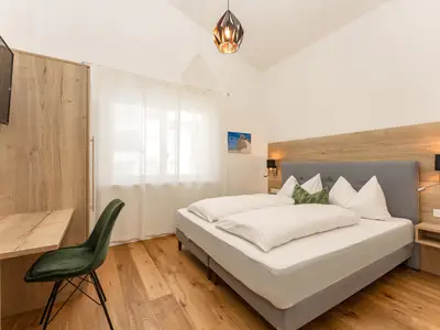 Schlafzimmer 2 mit Doppelbett und TV