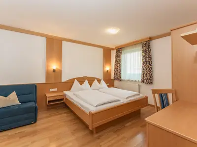 Lilie - Schlafzimmer 1 mit TV