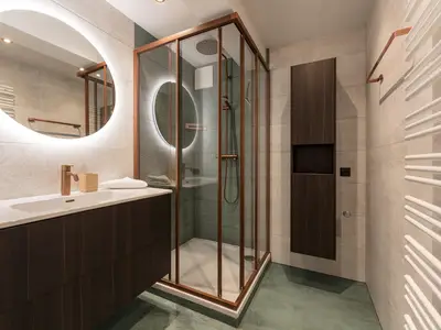 Bad 1 mit Dusche und Waschtisch