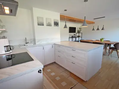 Kücheninsel mit Blick zum Esstisch