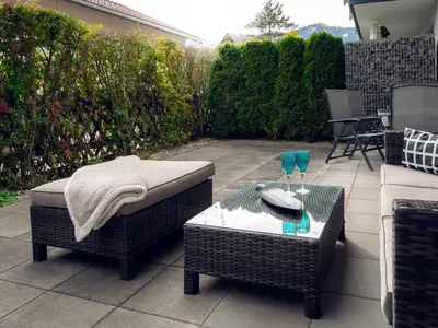 Großzügige Sonnenterrasse mit Blick auf die Berge