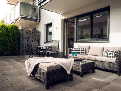 Großzügige Sonnenterrasse mit Lounge