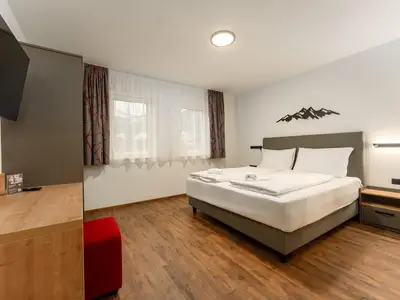 Schlafzimmer 1 mit TV