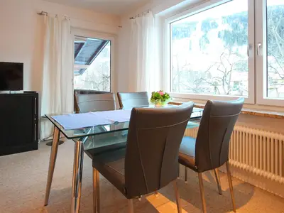 Esstisch und Zugang zum Balkon Top 2