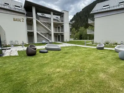 BASECAMP| Aussenbereich mit Spiegelsauna