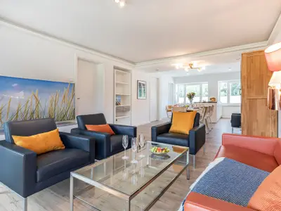 Wohnzimmer: Sitzgruppe mit Couchtisch, LED-Flachfernseher, WLAN, Kabel