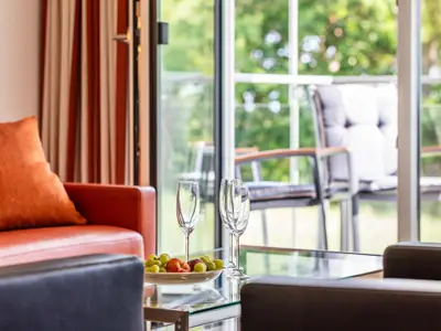 Wohnzimmer: Sitzgruppe mit Couchtisch, LED-Flachfernseher, WLAN, Kabel