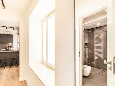 Badezimmer 1: Badewanne, WC, Waschbecken, Haartrockner