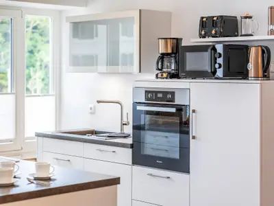 Küche: offene Küche mit Essbereich