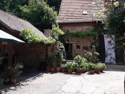 Links Carport für unsere Gäste