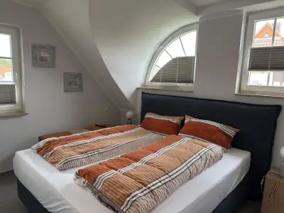 Schlafzimmer mit Boxspringbett