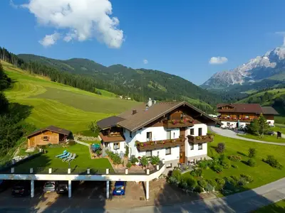 Außenansicht sommer Garagen