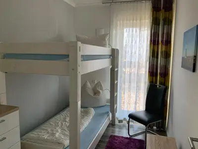 kleines Schlafzimmer mit Hochbett
