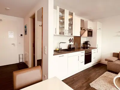 Wohnungseingang & Blick zur offenen Küche