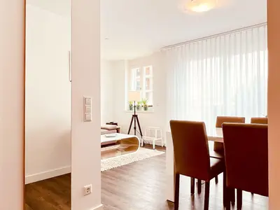 Flur mit Blick zum Ess- & Wohnbereich