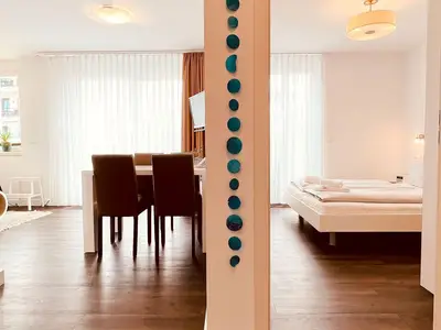 Flur mit Blick zum Essbereich und zum Schlafzimmer