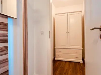 Flur mit Blick in den Abstellraum inkl. Kleiderschrank