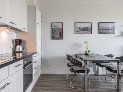 Küchenzeile mit Essbereich