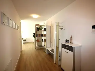 Flur mit Blick zum Ess- & Wohnbereich