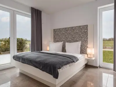 Schlafraum mit Blick auf Balkon