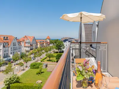 Balkon mit seitlichem Meerblick