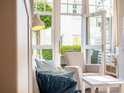 Wohnbereich mit Blick zum Eingang / Terrasse