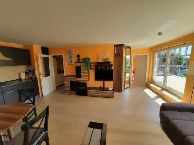 Wohnbereich mit großen Zugang zur Dachterrasse