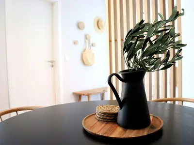 Essbereich mit Blick in den Flur