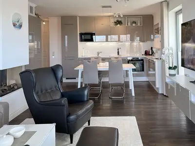Wohnbereich mit Blick in die Küche