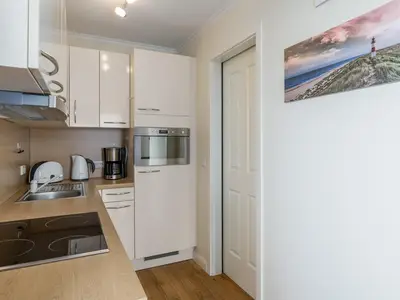 Küchenzeile mit Hauswirtschaftsraum