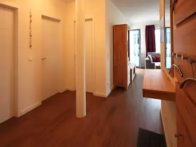 Flur mit Blick zum Ess- & Wohnbereich