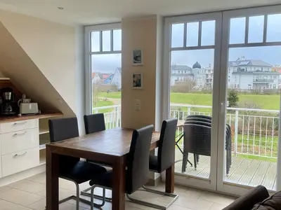 Essbereich mit Blick zum Balkon