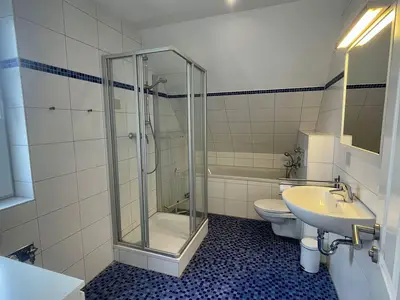 Vollbad mit Dusche und Badewanne