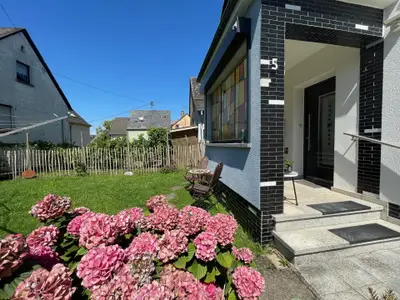 Hauseingang mit Garten