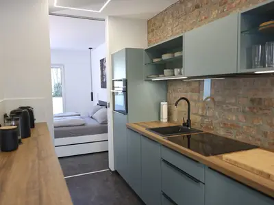 Vom Tischler gefertigt Küchenzeile mit Blick Richtung Schlafzimmer und Balkon