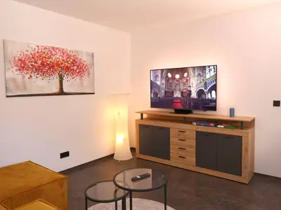 Wohnzimmer mit Smart-TV zum Wohlfühlen