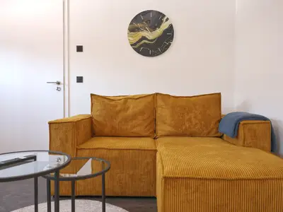 Bequeme Couch im modernen Wohnzimmer – perfekt für entspannte Abende