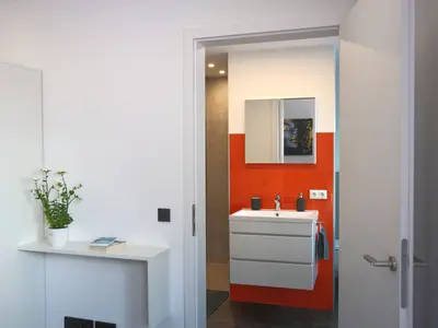 Blick in das Badezimmer inklusive Fußbodenheizung und Dusche sowie WC
