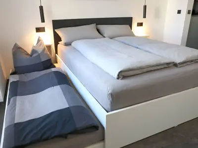 Variables Doppelbett mit ausfahrbarem Zusatzbett für ein Kind