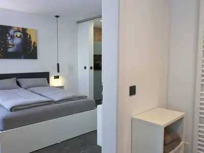 Blick aus dem Badezimmer zum Schlafzimmer